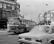 857357 Afbeelding van de verkeersdrukte op de hoek van de Voorstraat en de Neude te Utrecht.